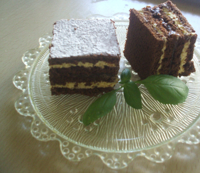 prajitura cu crema de vanilie si gem de piersici