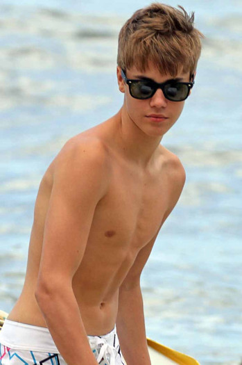 0527-justin-bieber-selena-gomez-13