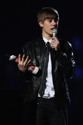 Justin+Bieber+BRIT+Awards+2011+Show+3b20CHgB52Fl - justin bieber 1