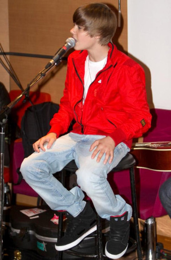 justin-bieber-parisian-heartthrob%20(7)
