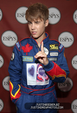 normal_Justin2BBieber2B20112BESPY2BAwards2BBackstage2BAudience2BUbd_vAAM04Il