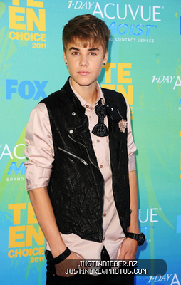 normal_Justin2BBieber2B20112BTeen2BChoice2BAwards2BArrivals2BdEV2O2yPphGl