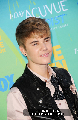 normal_Justin2BBieber2B20112BTeen2BChoice2BAwards2BArrivals2BdjgvakCbuVal