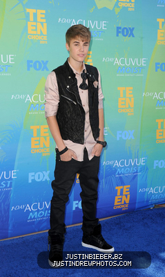 normal_Justin2BBieber2B20112BTeen2BChoice2BAwards2BArrivals2BsWBkTGwxvm4l