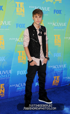 normal_Justin2BBieber2B20112BTeen2BChoice2BAwards2BArrivals2BywMqETmOwGbl