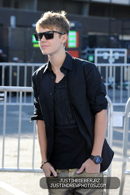 normal_Justin2BBieber2B20112BVH12BSomething2BAwards2BArrivals2Bd7ayv__mwzBl