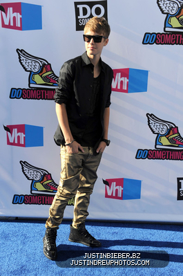 normal_Justin2BBieber2B20112BVH12BSomething2BAwards2BArrivals2BiS1Jys2uWPrl