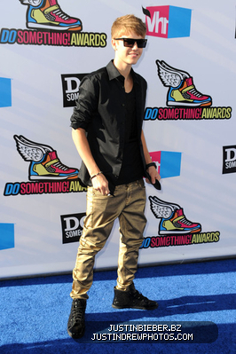 normal_Justin2BBieber2B20112BVH12BSomething2BAwards2BArrivals2BPs4j1CMsSMAl
