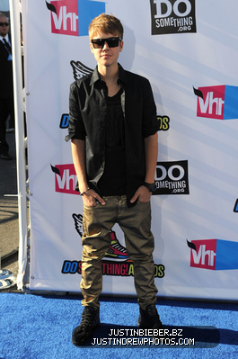 normal_Justin2BBieber2B20112BVH12BSomething2BAwards2BArrivals2BwAKuFULipG7l