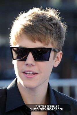 normal_Justin2BBieber2B20112BVH12BSomething2BAwards2BArrivals2BXMTPnMiyGegl