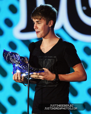 normal_Justin2BBieber2B20112BVH12BSomething2BAwards2BShow2B3j1BK2fPL6Al