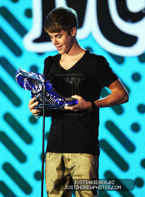 normal_Justin2BBieber2B20112BVH12BSomething2BAwards2BShow2BaRicree85T4l