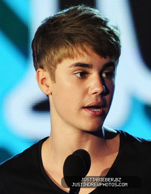 normal_Justin2BBieber2B20112BVH12BSomething2BAwards2BShow2BEEgjQetsVjRl