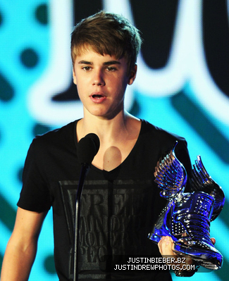 normal_Justin2BBieber2B20112BVH12BSomething2BAwards2BShow2BsNgFOipG-ezl