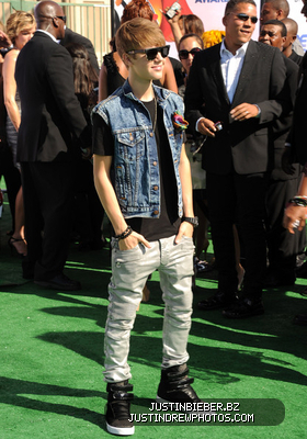 normal_Justin2BBieber2BBET2BAwards2B112BArrivals2B8juofl_Wk0Hl
