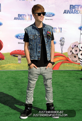 normal_Justin2BBieber2BBET2BAwards2B112BArrivals2BcsTwjx46_eBl