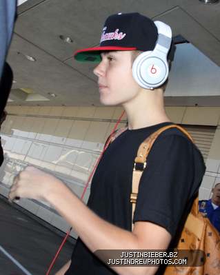 normal_Justin2BBieber2BJustin2BBieber2BArriving2BFlight2BefIdo69DhHml