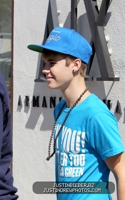normal_justin-bieber-080311-1