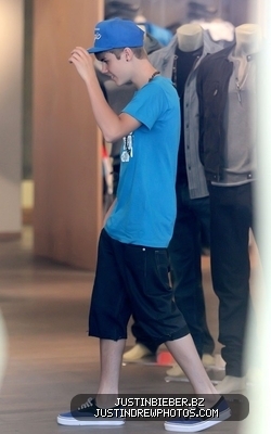 normal_justin-bieber-080311-2