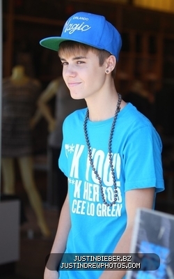 normal_justin-bieber-080311-9
