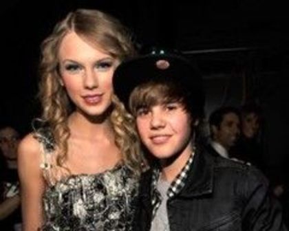 Taylor-Swift-si-Justin-Bieber--nominalizati-la-Country-Music-Television