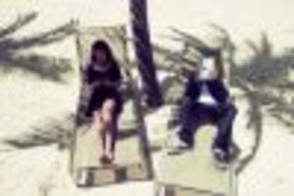 thumb_justin-bieber-si-kim-kardashian-sedinta-foto-pe-o-plaja-din-bahamas_8