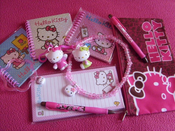 rechizite scolare Hello Kitty -rechizite scolare cu Hello Kitty