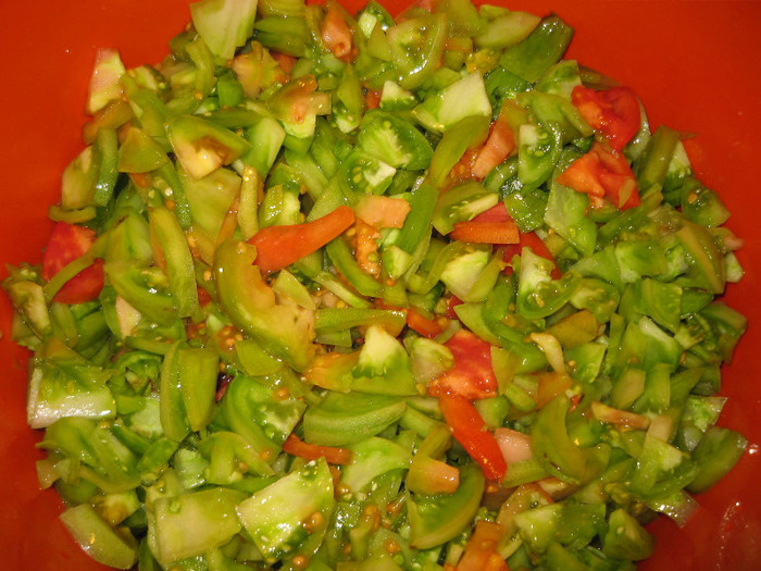 Salata de legume pentru iarna cu mustar,oct.2011; Legumele se taie felite,morcovul se da pe razatoarea mare
