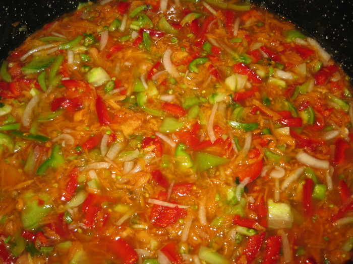 Salata de legume pentru iarna cu mustar,oct.2011; Amestecul de legume oparit cu marinata de otet,se lasa cateva ore la marinat
