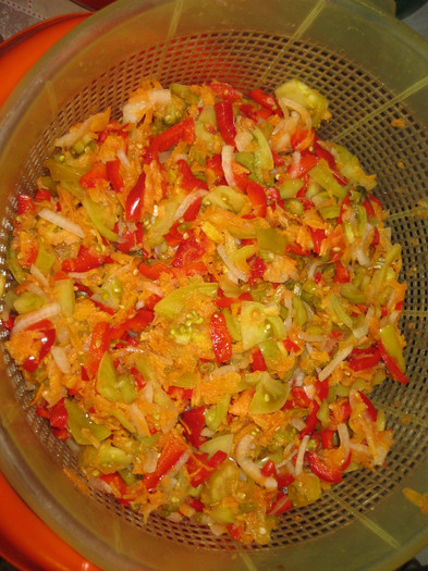 Salata de legume pentru iarna cu mustar,oct.2011; Legumele se oparesc cu marinata de otet si se lasa cateva ore la macerat,se scurg
