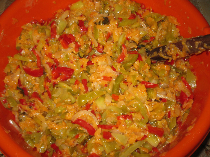 Salata de legume pentru iarna cu mustar,oct.2011; Legumele amestecate cu sosul de mustar.
