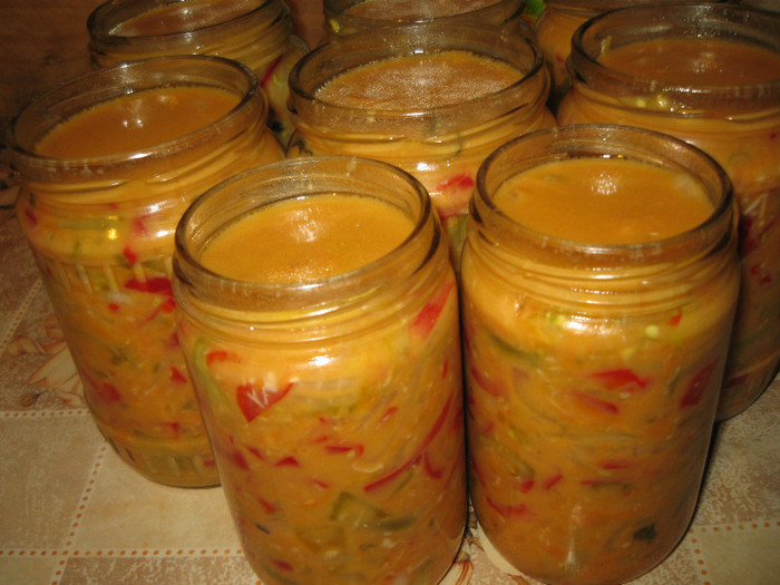 Salata de legume pentru iarna cu mustar,oct.2011; Legumele se pun in borcane indesand bine sa nu fie goluri si sa fie sosul deasupra,nu se sterilizeaz
