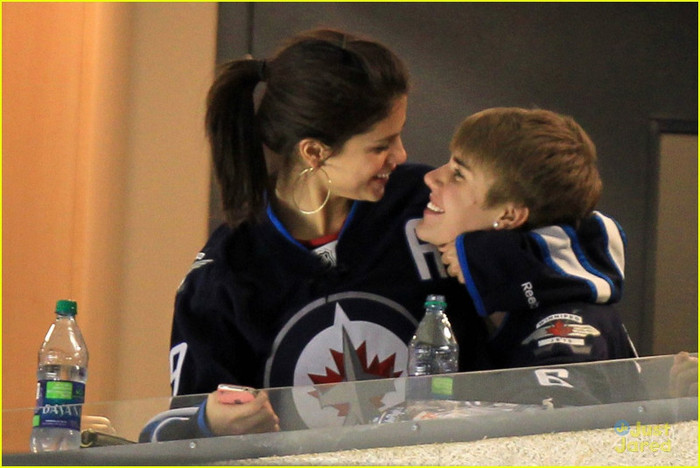 009 - 2011 Watching The Winnipeg Jets vs Carolina Hurricane NHL Game October 22