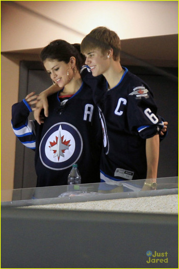 021 - 2011 Watching The Winnipeg Jets vs Carolina Hurricane NHL Game October 22