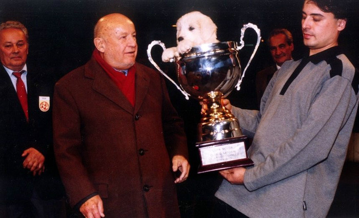 PRESIDENT OF FCI STANDARDS COMMITTEE WITH THE SPECIAL PRIZE OF THE NATIONAL CHAMPIONSHIP FINALS 1998 - organizate de CNCCR