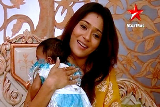 Sadhna ii canta un cantec de leagan micutzei Khushi