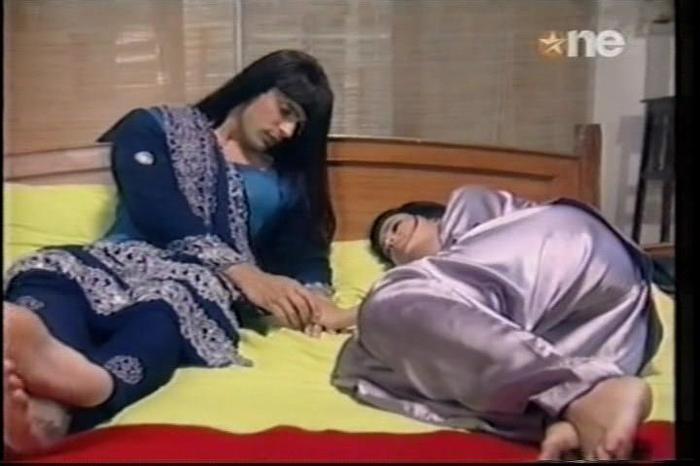 1 (22) - DILL MILL GAYYE KaSh As AR Lonawala Bedroom Scene Caps