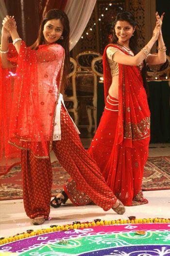 299061_278539902177727_175356475829404_945176_1403620006_n - sara khan and rubina