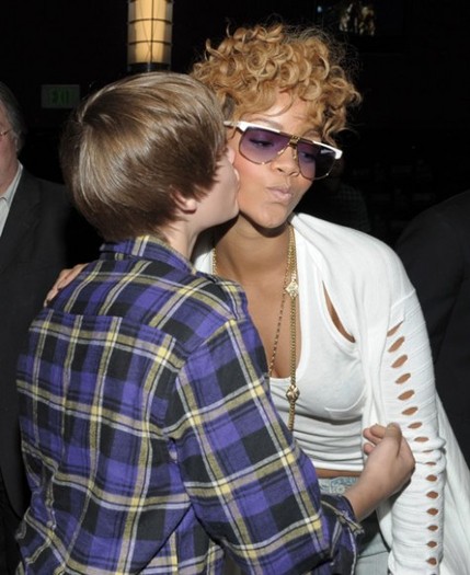 bieber-rihanna-475x580