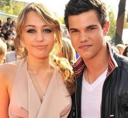 mileycyrus_taylorlautner_02_22042010