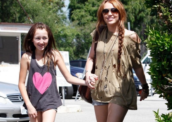 miley-cyrus-noah-cyrus-foto-can-t-be-tamed-miley-cyrus-lansu-imgC4W0CD