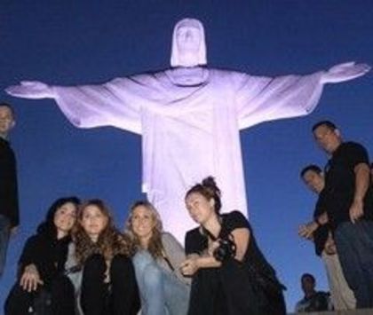 Miley-Cyrus-s-a-pozat-la-statuia-lui-Iisus--foto-