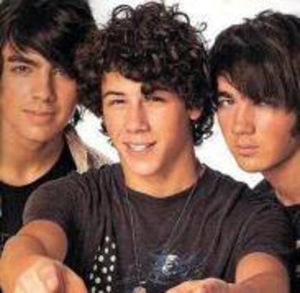 UYUUQLRUKLWULLTKMGD - Jonas Brothers