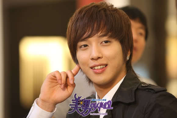 -Jung-Yong-Hwa-jung-yong-hwa-18941415-580-387 - Kang Shin Woo