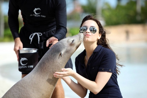 normal_41391_Celebutopia-Demi_Lovato_at_Atlantis_in__Paradise_Island-14_122_349lo