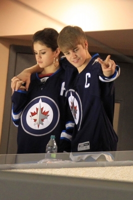 normal_007~13 - 22 10 2011 Justin And Selena Watching Jets vs Hurricanes Game