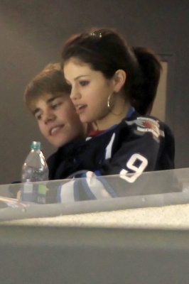 normal_012~9 - 22 10 2011 Justin And Selena Watching Jets vs Hurricanes Game