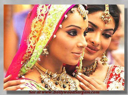 Priyanka_Chopra_And_Bipasha_Basu_In_Barsaat_Movie_Stills_000_18_08_2005 - BIPASHA SI PRYANKA