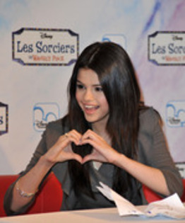 16486186_UQXRMLZTN - Selena-Gomez