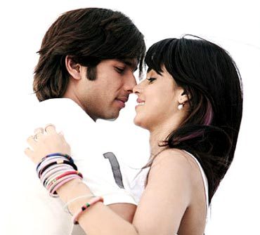 23tweet1 - SHAHID SI GENELIA